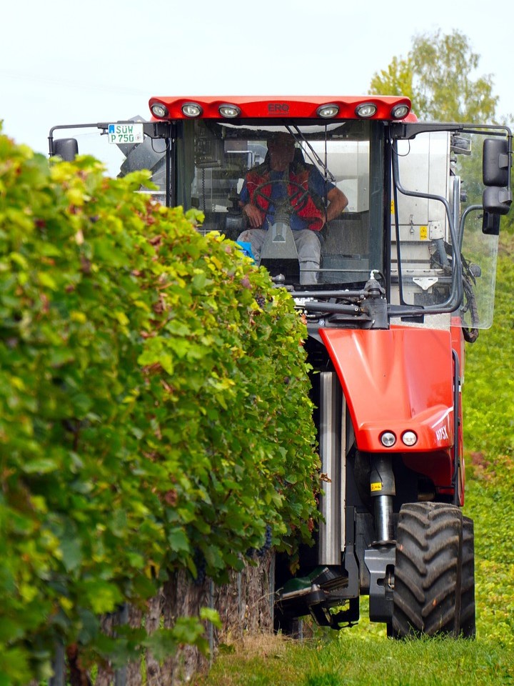 harvester 4495957 1280